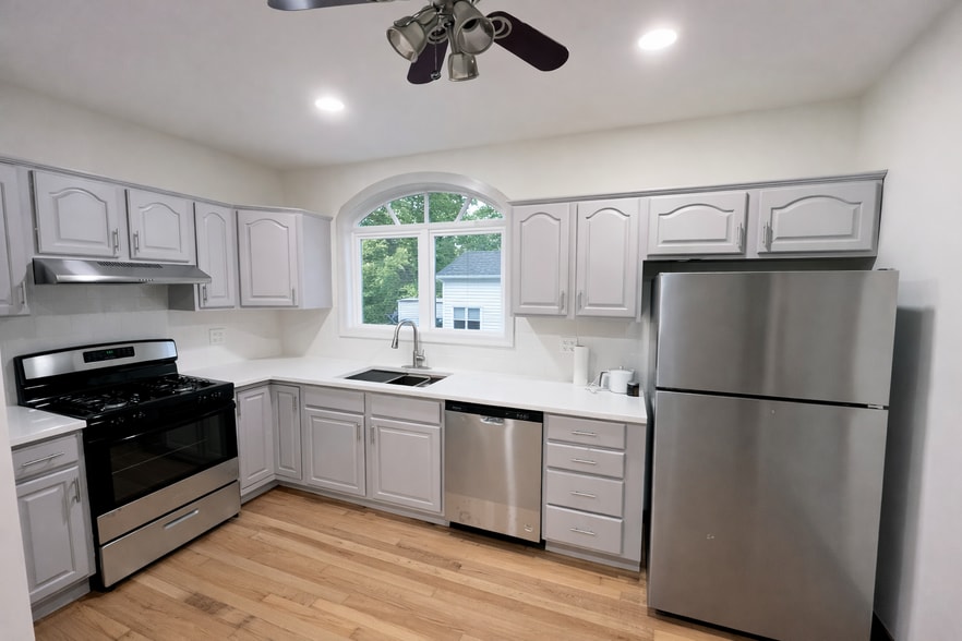 Building Photo - 5833 W Peterson Ave