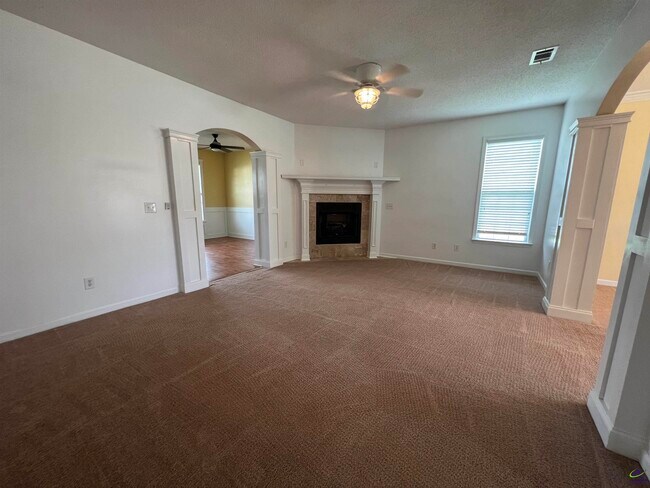 Building Photo - 206 Meyers Lake Dr