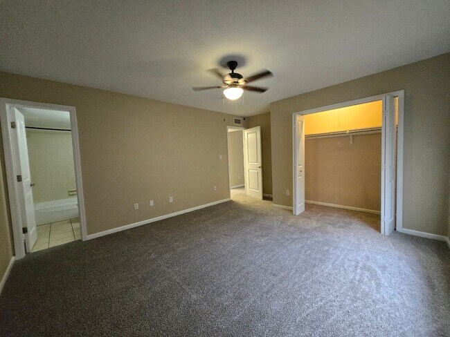 Building Photo - 2 bedroom, 2 bath/1st Floor Unit in Hawthorne Reserve