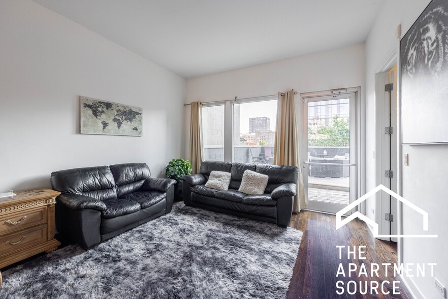 Building Photo - 1002 W Lake St