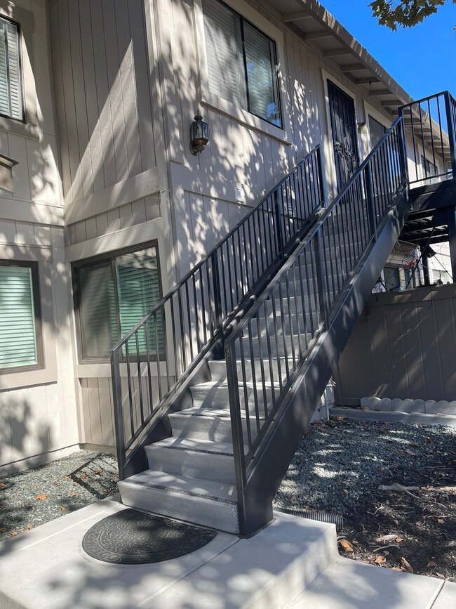 Building Photo - 204 Famoso Plaza