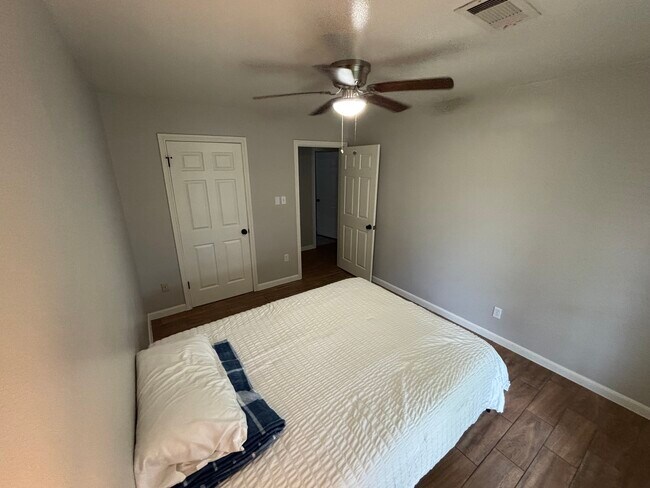 Building Photo - 9423 Fairdale Ln