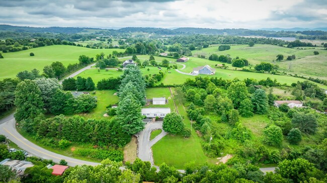 Building Photo - 4 br/2 ba home in the country!