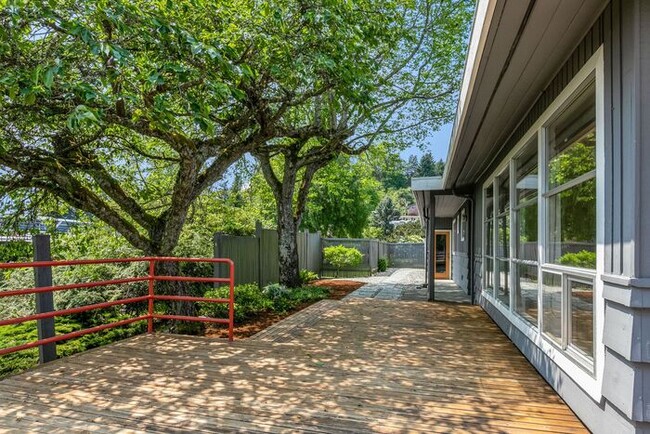 Building Photo - Classic Mid-Century Modern Air Conditioned...