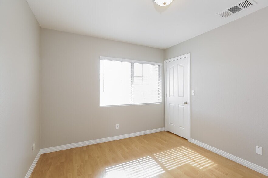 Building Photo - 8828 Dove Cove Dr