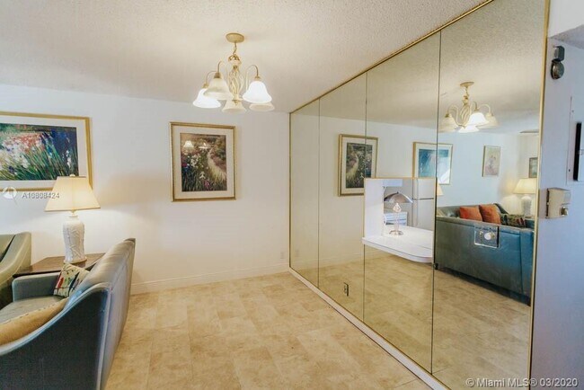 Building Photo - 300 NE 26th Ave