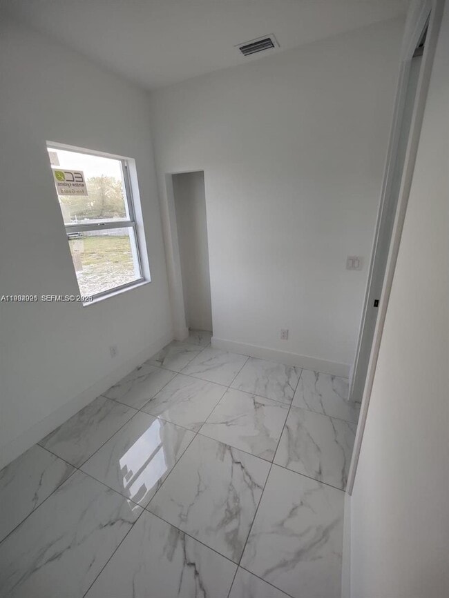 Building Photo - 716 NW 37th Ave