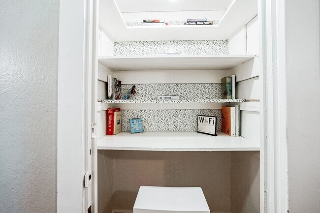Building Photo - Furnished & Perfectly Located Downtown in ...