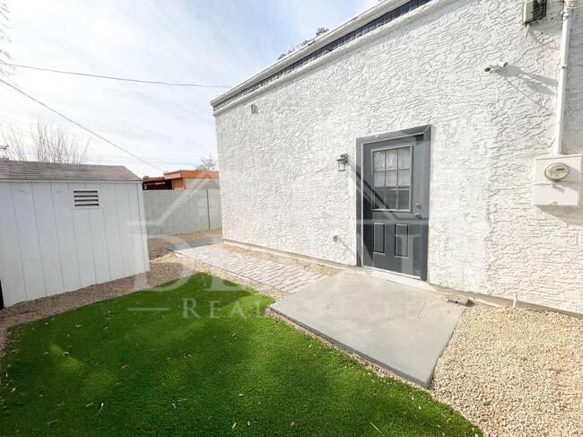 Building Photo - 423 S Terry Ln