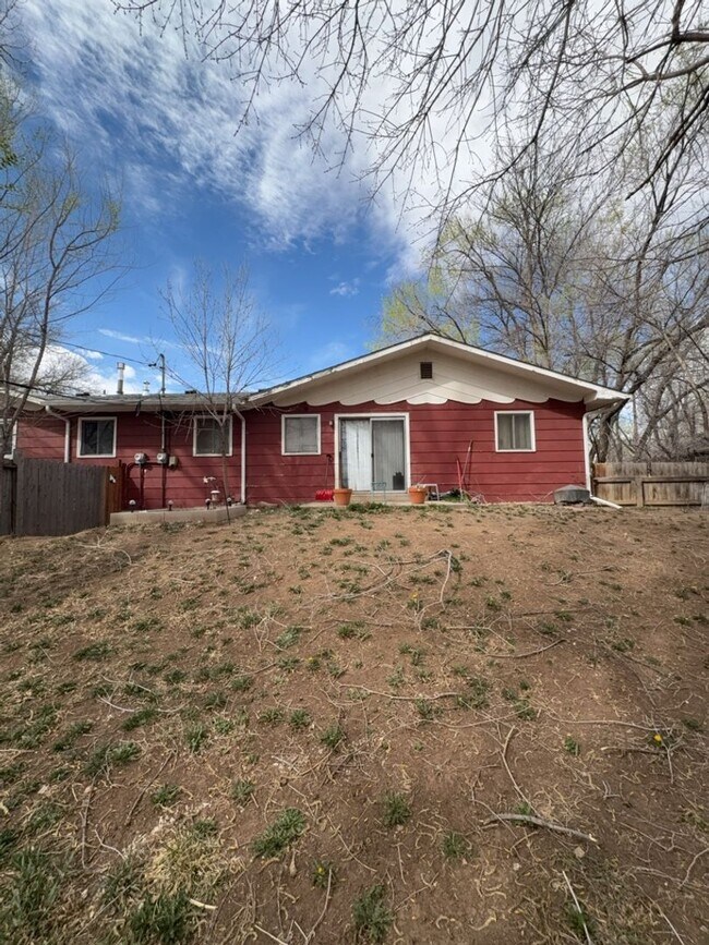 Building Photo - 526 N Frey Ave