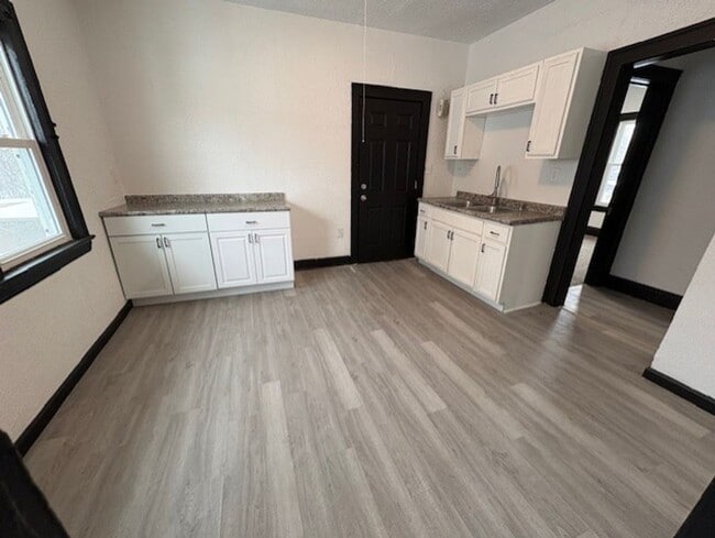 Building Photo - 3611 E 147th St