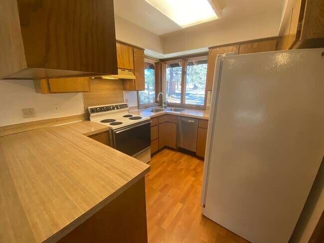 Building Photo - Rustic Charm Just North of Bend