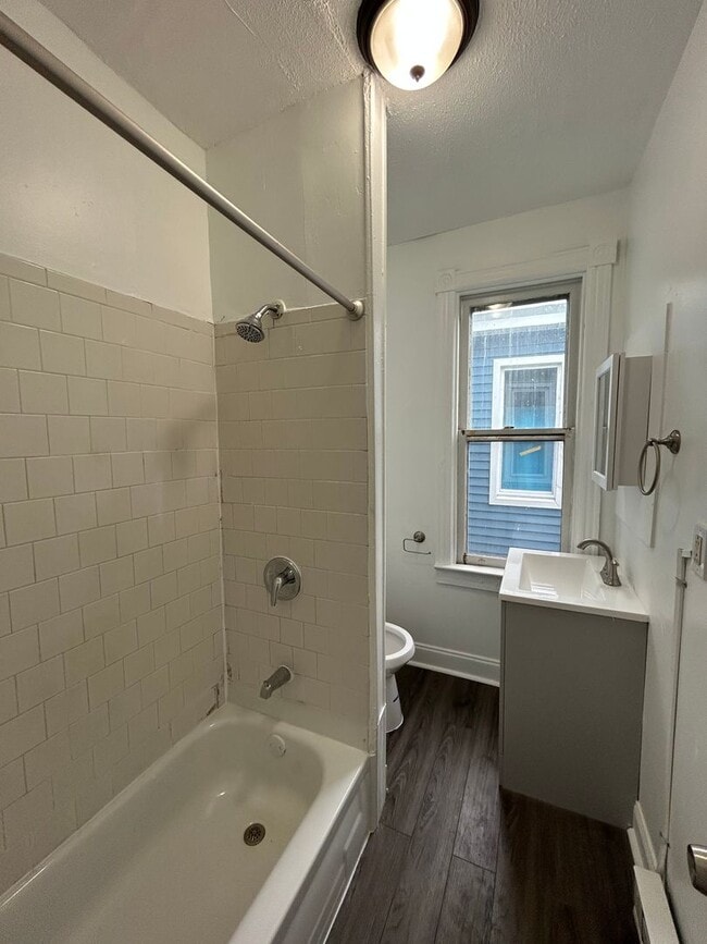 Building Photo - 367 Hewitt St