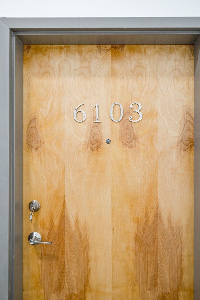 Building Photo - Downstairs One Bedroom Flat with Washer & ...