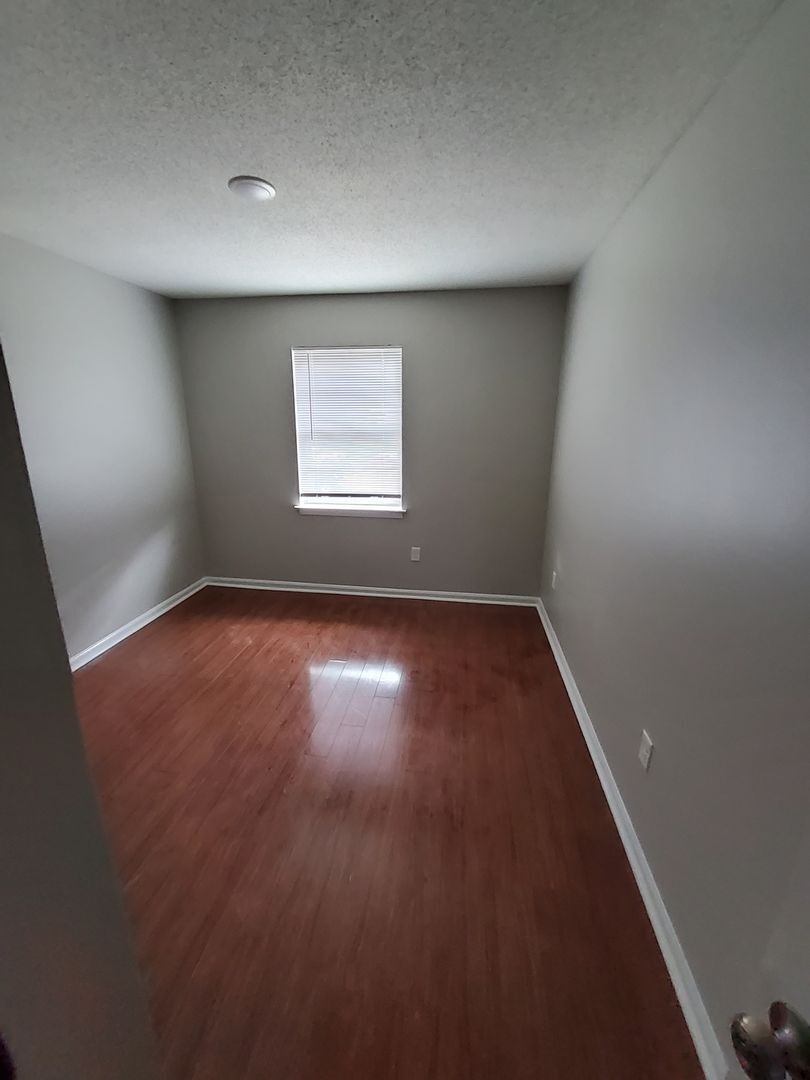 Building Photo - Welcome to this charming 3 bedroom, 1 bath...