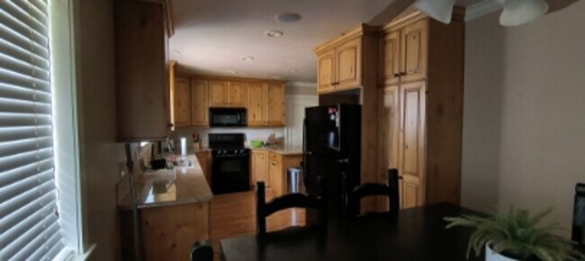 Building Photo - 1250 S Pinewood Dr