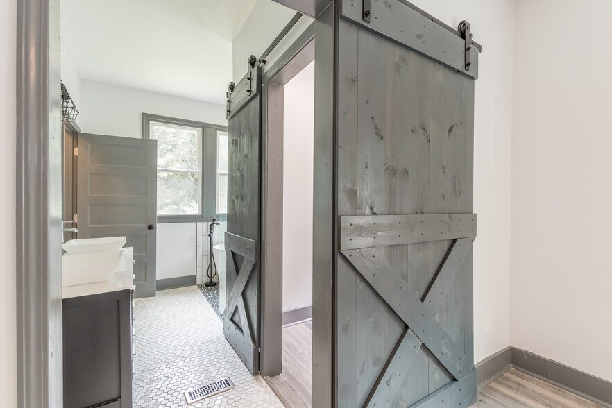 En suite bath and walk in closets - 1393 Westview Dr SW