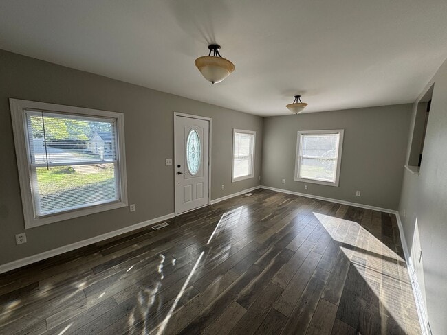 Building Photo - Available to Show