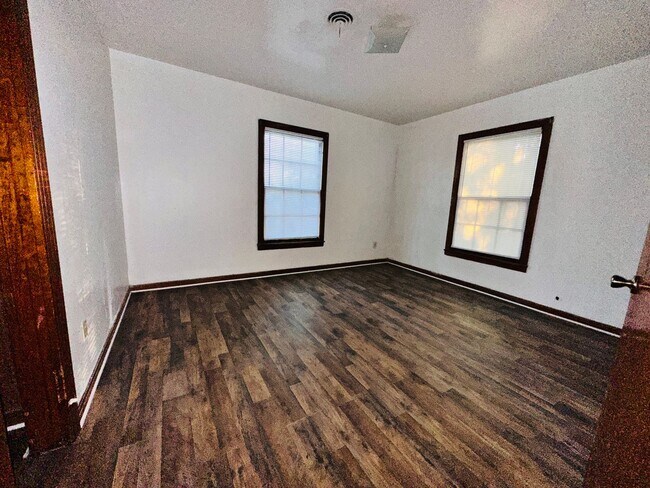 Building Photo - 3 bed/2bath with W/D connections and 2 garages