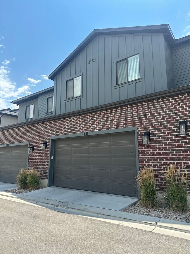 Building Photo - GET $1000 OFF THE FIRST MONTHS RENT!!!