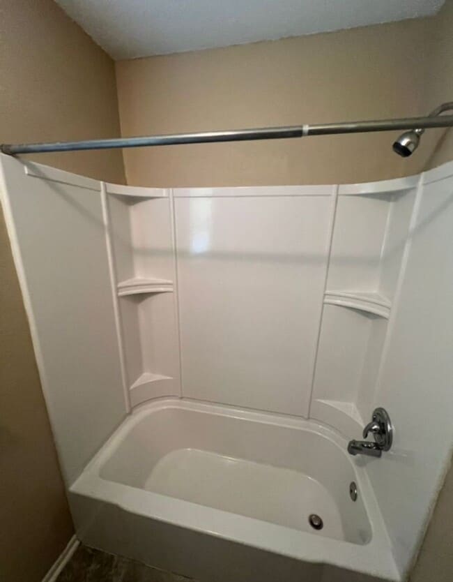 Building Photo - Spacious Split Level Duplex in Lee’s Summit!
