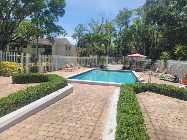 Building Photo - 611 Cypress Lake Blvd