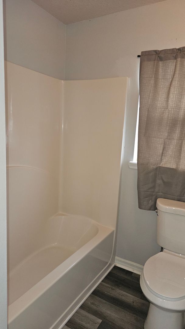 Building Photo - NICE! 3BED / 2 BATH / 1 CAR GARAGE (HALF DUPLEX)