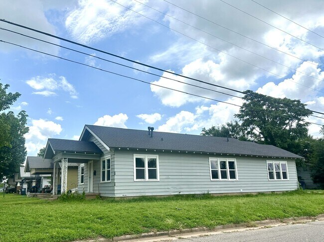 Building Photo - 545 W Wood St
