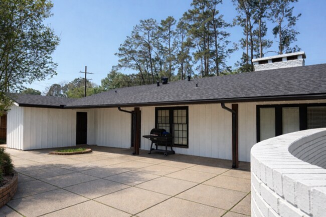 Building Photo - 902 N Texas St