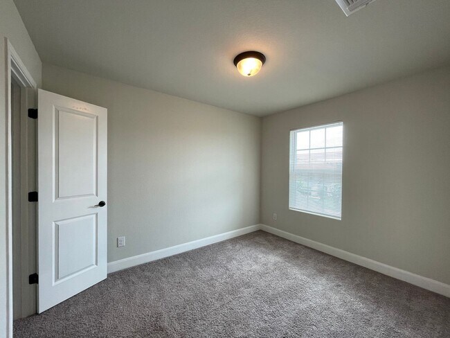 Building Photo - Townhome for rent