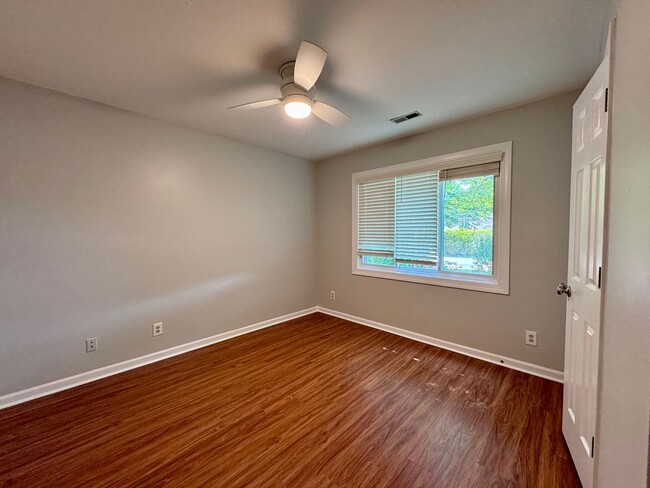 Building Photo - Desirable End Unit Townhome in Five Oaks!