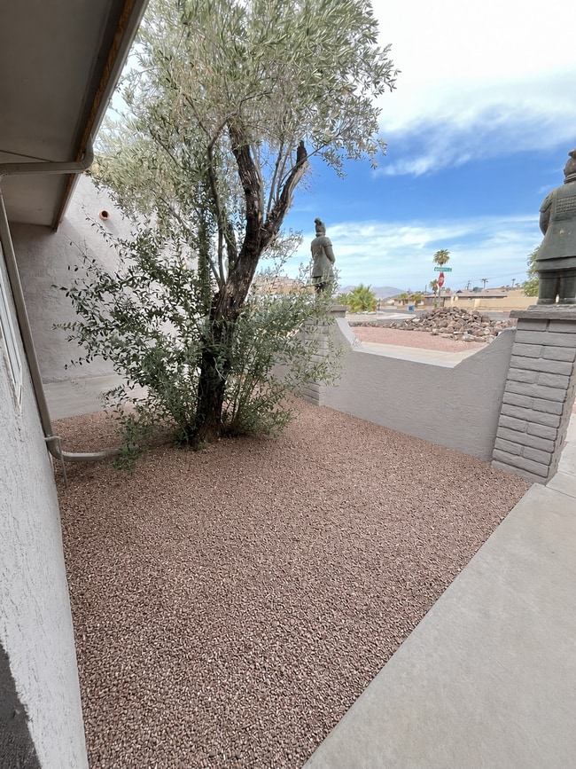 Building Photo - 90 Mariposa Dr