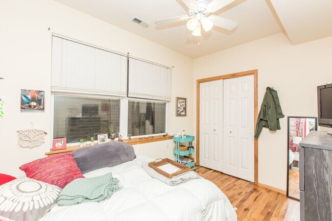 Building Photo - Condo Quality 3Bed/2bath in Wicker Park! In-Unit Laundry! Central Air! Blue Line!