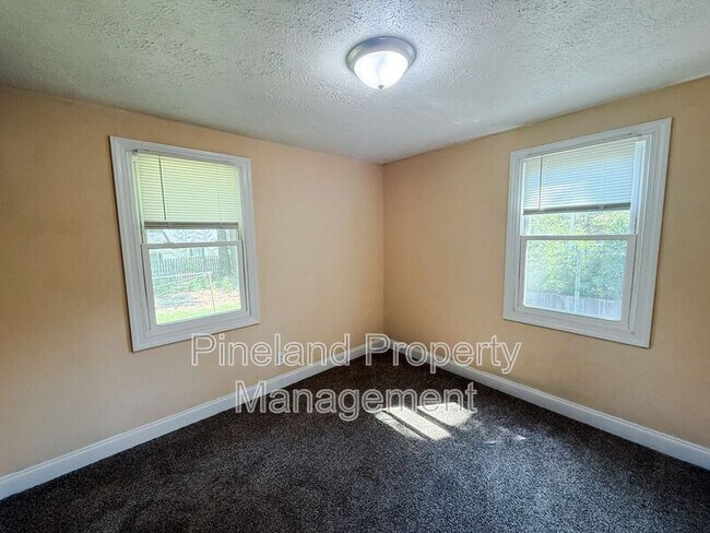 Building Photo - 2108 Rogers Dr