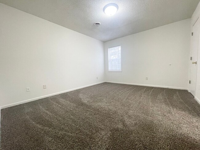 Building Photo - 209 Oakwood Ln