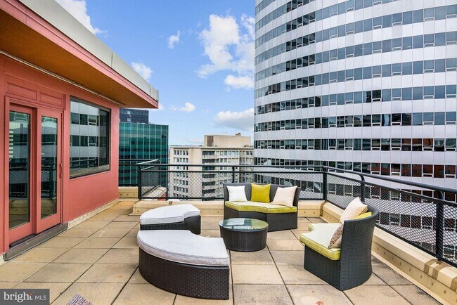 Building Photo - 1121 Arlington Blvd