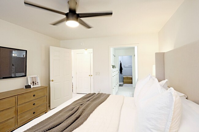 Building Photo - End-Unit Forest Lakes North Townhome