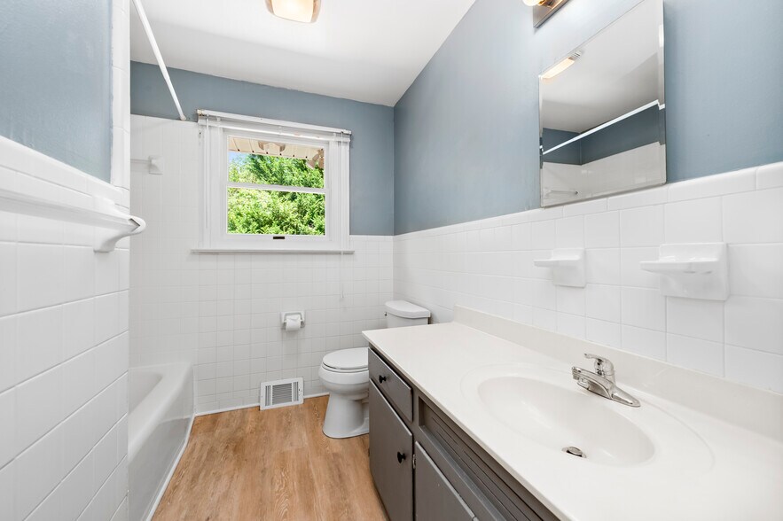 Hall bath - 1111 Cherokee Dr