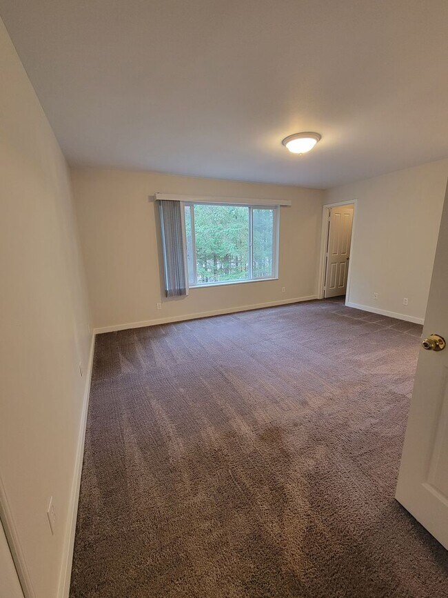 Building Photo - Freshly Painted Duplex in the Heart of Sil...