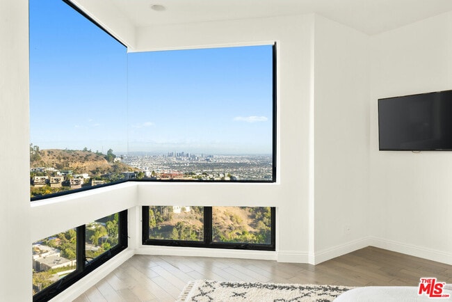 Building Photo - 2231 Sunset Plaza Dr