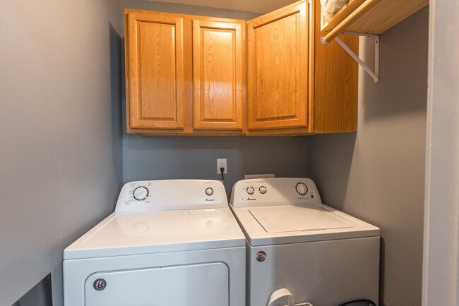 Building Photo - 3bd/2ba home available in November