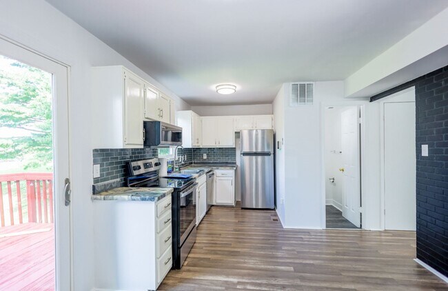 Building Photo - Amazing 3 BR/1.5 BA Townhome in Landover!