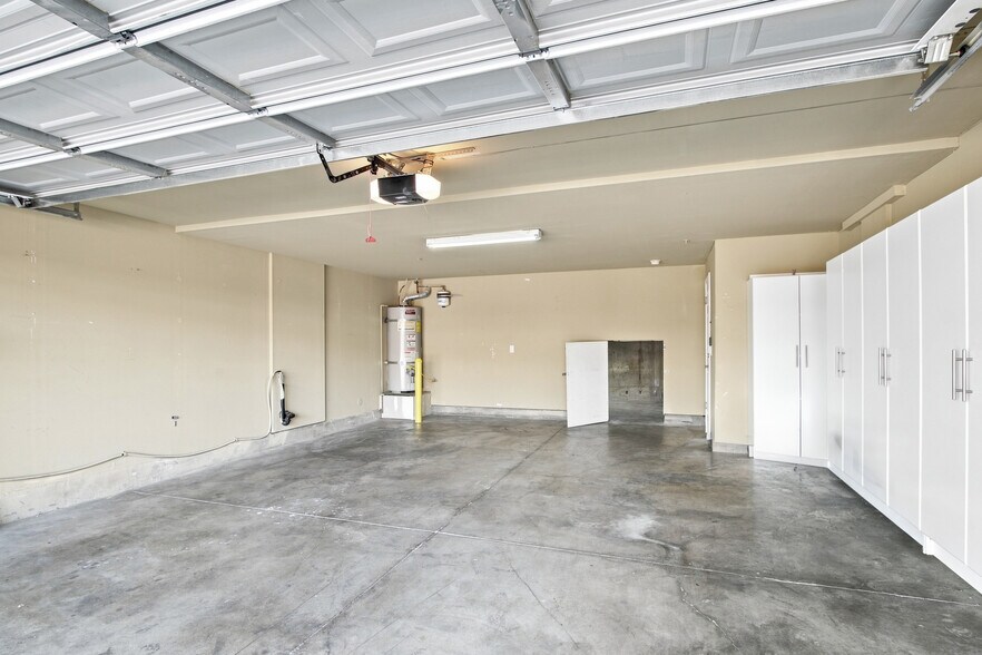 Building Photo - 37 Esfahan Dr