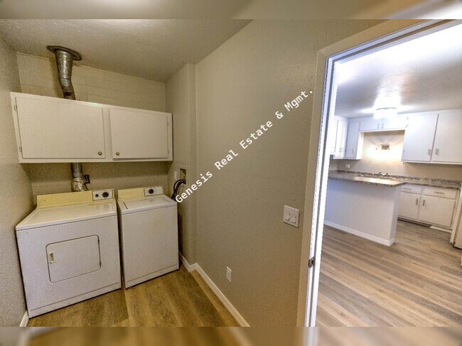 Building Photo - 3211 E Edison St