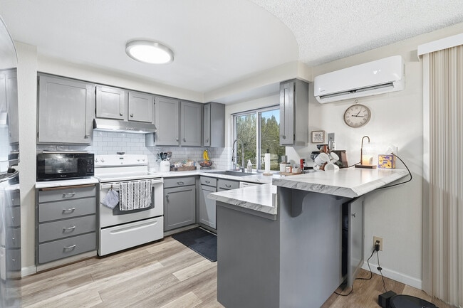 Building Photo - 3111 NE 51st St