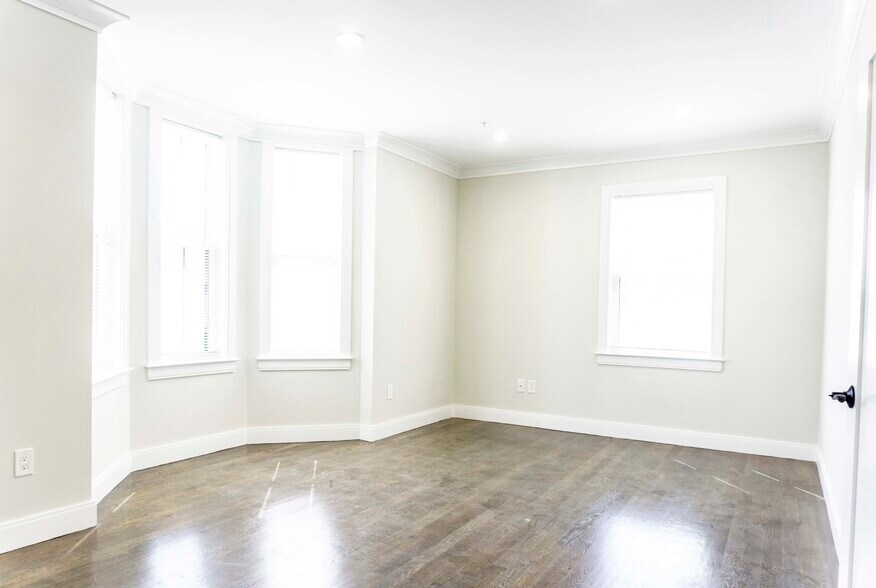 Building Photo - 81 Linden St