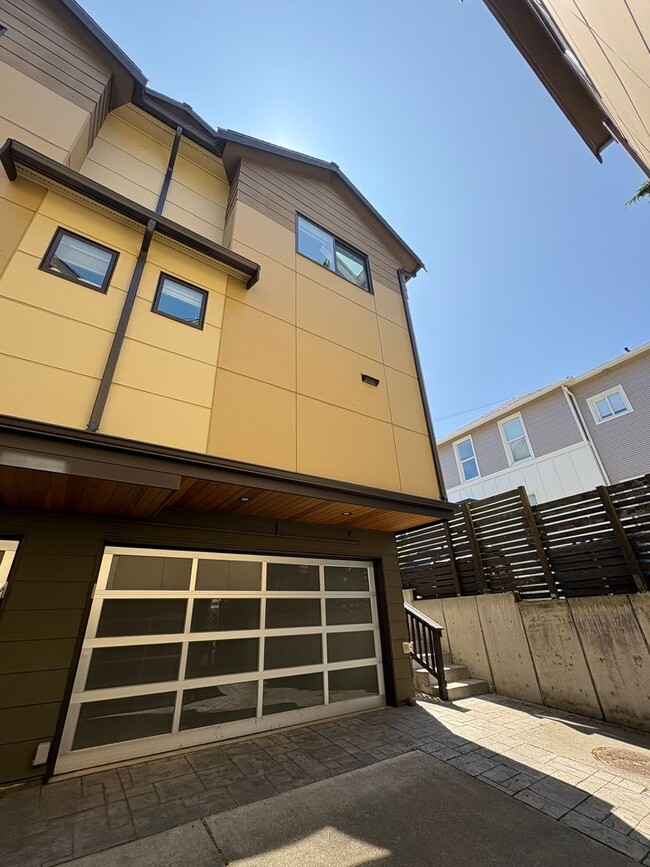 Building Photo - Fabulous Queen Anne Home with LOTS of EXTRAS!