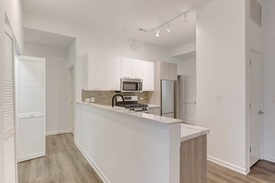 Building Photo - 100 E 14th St