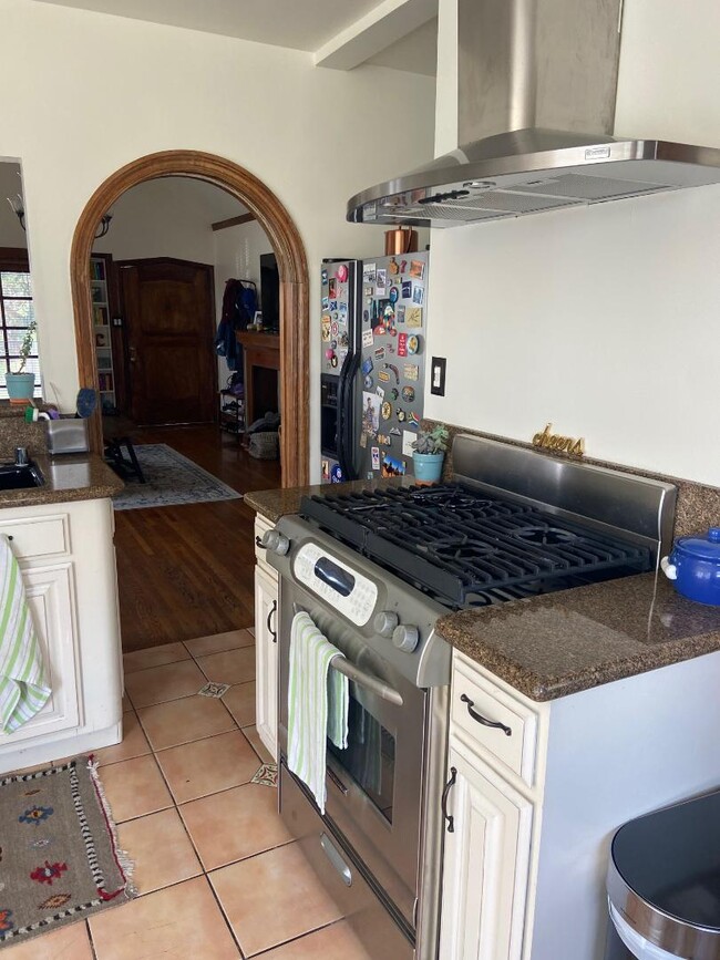 Building Photo - 1618 Micheltorena St