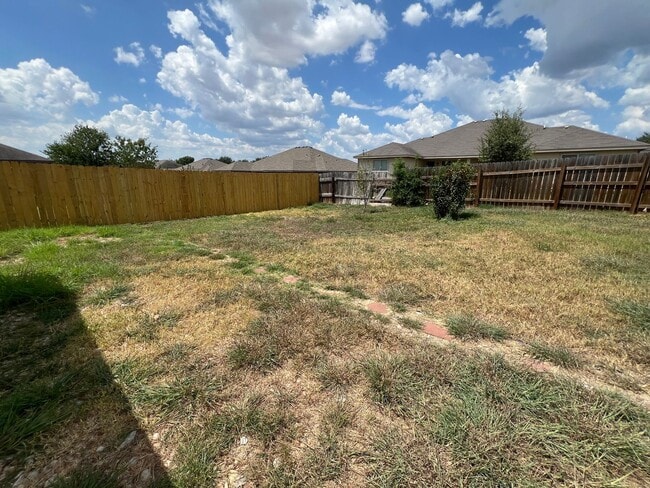 Building Photo - Large 3/2/2 Duplex with Easy Access to IH ...